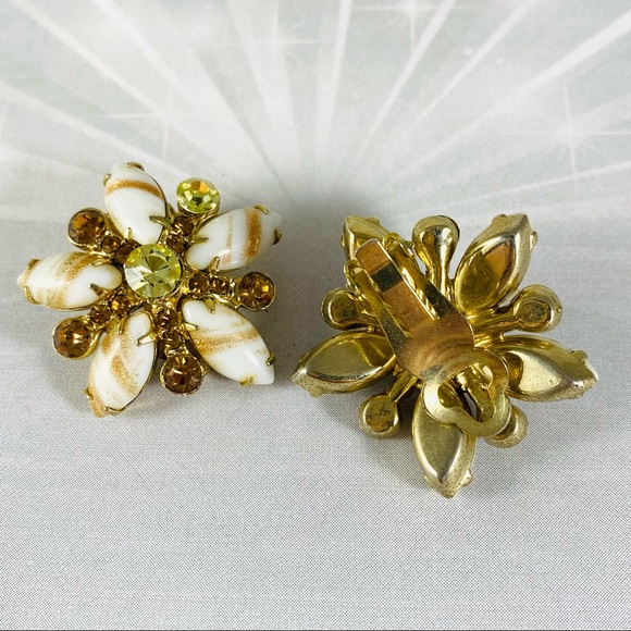 Beautiful vintage lucite and glitter with rhinestone flower atomic clip earrings - Picture 3 of 4